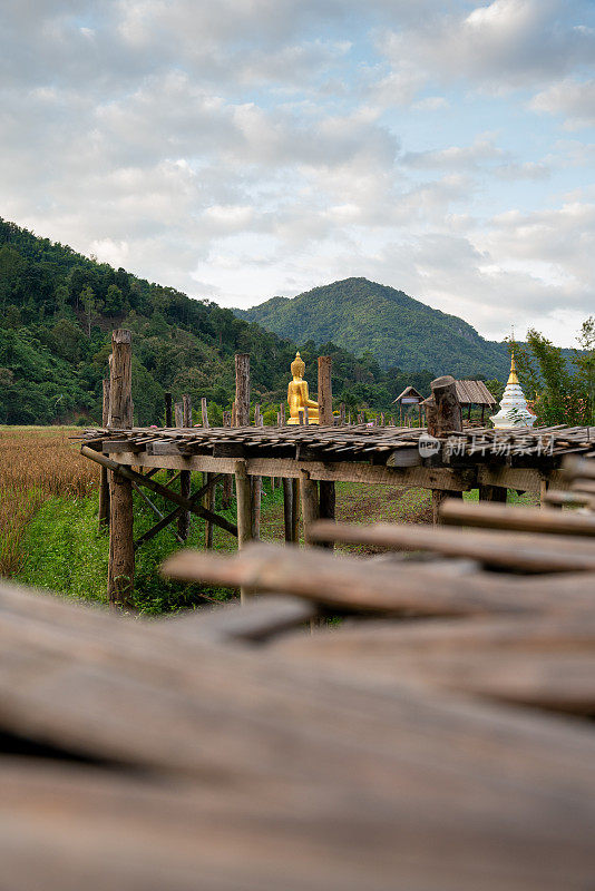 Na Khuha寺，竹桥，Phrae，泰国北部